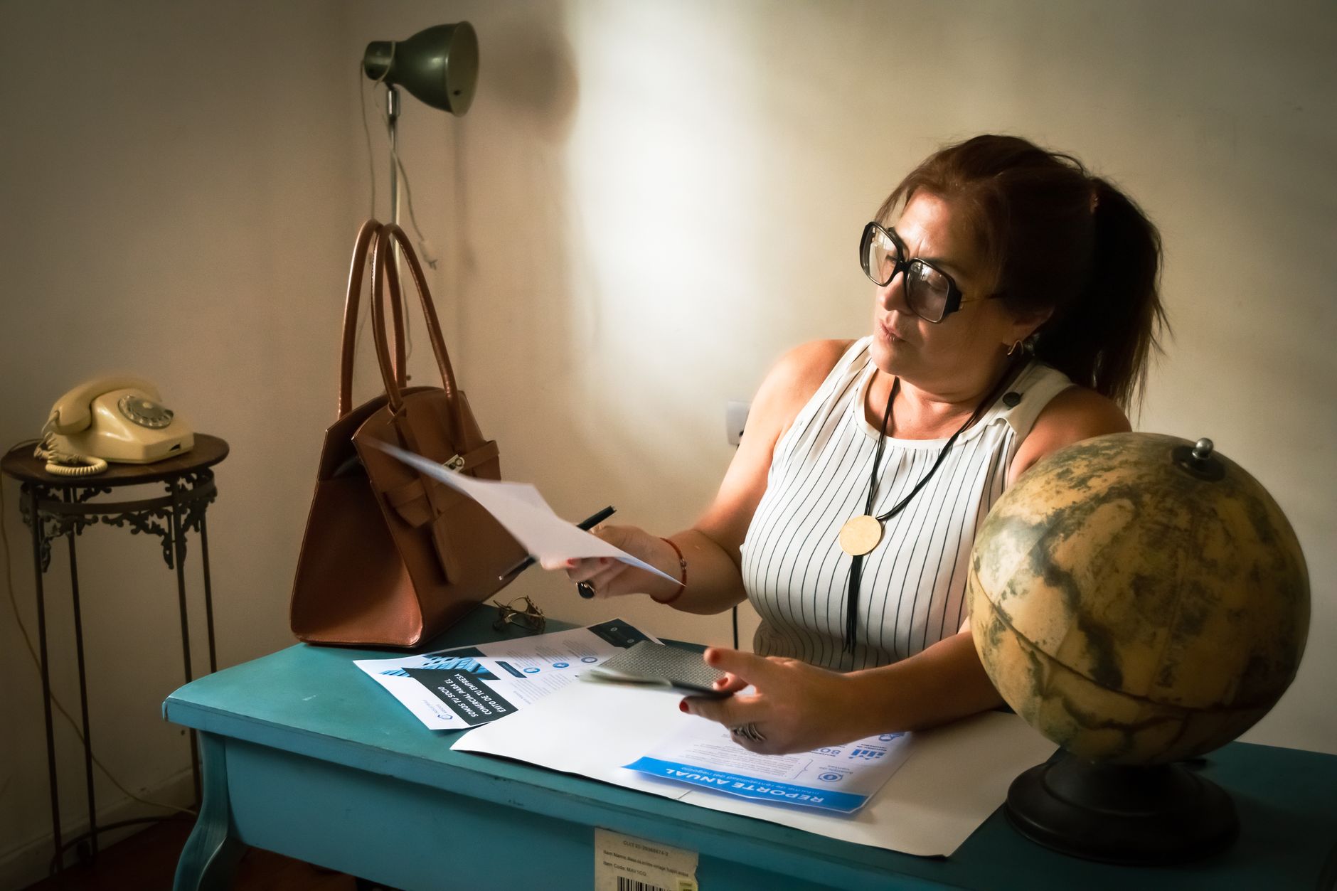 Persona revisando papeles de gestión