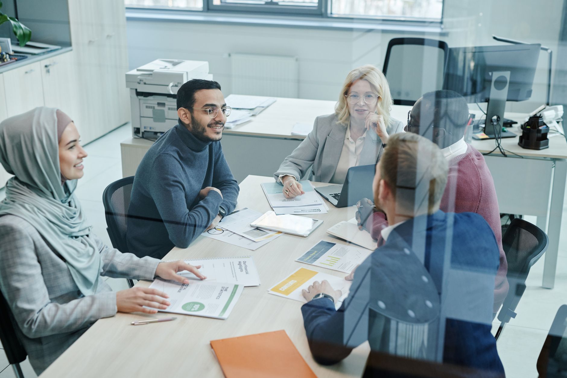 Reunión de trabajo con planillas